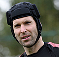 Cech hangt keepershelm aan de haak: 