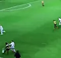 Ongezien! 'Own-goal van het jaar' gaat viraal