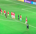 Kijkers Arsenal-United in een deuk na vrije trap Fred (🎥)