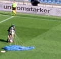 Bizarre beelden: parachutist landt op veld vlak voor penalty Lukaku (🎥)