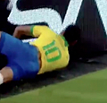 Hard aangepakte Neymar vliegt met hoofd tegen boarding (🎥)