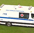 Bizarre beelden: spelers moeten ambulance van veld duwen (🎥)