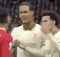 Van Dijk pakt gefrustreerde Ronaldo hard aan (🎥)