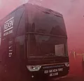 Video: LFC-fans nemen spelersbus City zwaar onder handen