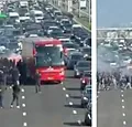 Pure waanzin! Ajax-fans bestormen spelersbus ... op volle snelweg