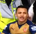 HAHA! Alexis Sanchez rust tijdens wedstrijd even uit tussen Everton-fans