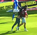 Waanzin! Fan stormt veld op en slaat speler van Aston Villa neer  (🎥)