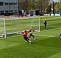 Weergaloos! Mika Godts tovert op training van Ajax (🎥)