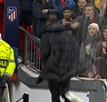 Fans Man Utd gaan door het lint en bekogelen Simeone (🎥)