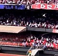 Gruwelijke beelden: man valt van bovenste ring in stadion (🎥)