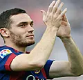 VIDEO: Barcelona-fans helpen Vermaelen met rijden