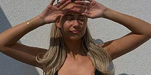 Celine Van Ouytsel blaast Antwerp-aanhang weg met bloedhete foto