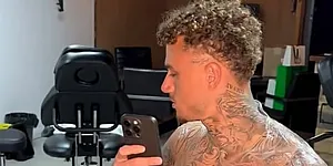 Noa Lang laat monden openvallen met tattoo: “Ik heb schijt”