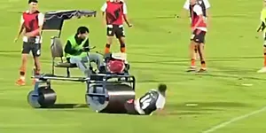 Bizarre beelden: pletwals rijdt op ex-Engelse international