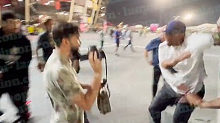 Eto'o slaat door en trapt Youtuber neer buiten stadion