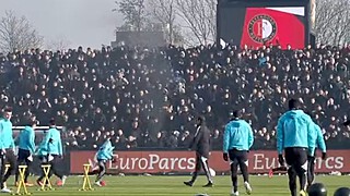 Fans Feyenoord en Ajax zorgen voor doldwaze taferelen