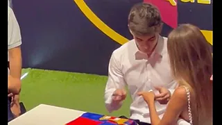 Gavi scoort nummer vrouwelijke fan in signeersessie
