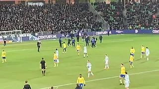 Eredivisie-match loopt fout: supporters veld op