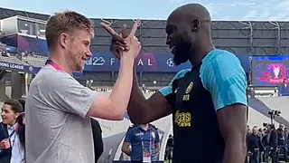 Heerlijk momentje tussen Lukaku en KDB vlak voor CL-clash