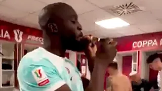 Dansjes en dikke sigaar: Lukaku laat zich gaan na bekerwinst