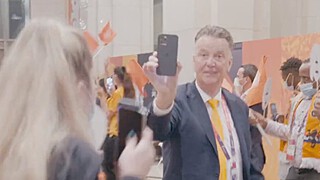 Heerlijk: Van Gaal steelt de show op feestje Oranje