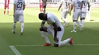 Gladbach wint vlot, alle aandacht naar eerbetoon George Floyd