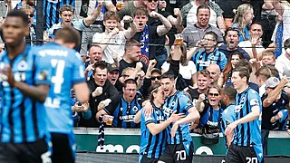 'Vierjarig contract: aanwinst poseert met Club-shirt'