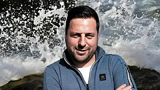 Frank Boeckx beleeft natte droom bij vrouwelijke collega