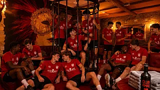 Amateurclub stunt met héél pikante ploegvoorstelling