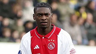 Rode Duivel Jorthy Mokio krijgt lesje van Ajax-icoon