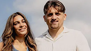 Vrouw Bertaccini steelt show in Anderlecht-shirt