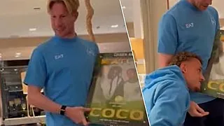 Noa Lang compleet van zijn melk door De Bruyne