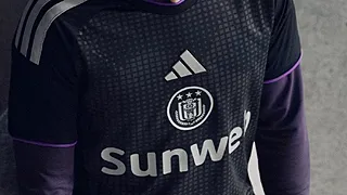 Anderlecht showt nieuw derde shirt: zwart en zilver