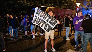 Situatie escaleert: fans blokkeren spelersbus op Neerpede