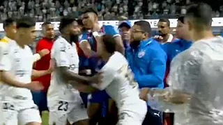 Heftige beelden! Neymar compleet door het lint na bizar rood