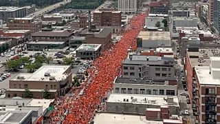 Waanzinnige beelden: Oranje-legioen palmt Kansas City in