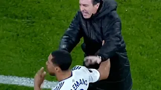 Opmerkelijke opstootje: Emery geeft Tielemans forse duw