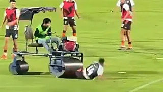 Bizarre beelden: pletwals rijdt op ex-Engelse international