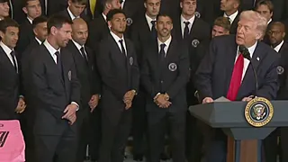 Ongezien! Trump doet oorlogsbriefing tijdens huldiging Messi en co