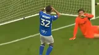 Luis Vazquez (ex-RSCA) gaat viraal met 'misser van het jaar'