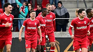 Groeiend Antwerp wervelt voorbij hulpeloos Standard