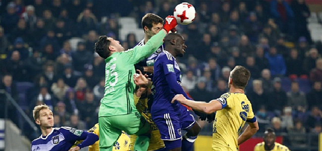 Anderlecht dankt de ref na moeizame thuiszege tegen STVV