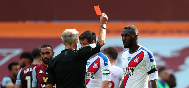 Woedende Benteke pakt rood na laatste fluitsignaal