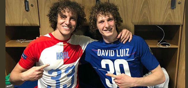 Bizar beeld: David Luiz schakelt eigen dubbelganger uit