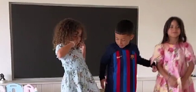 Cristiano Ronaldo's zoontje verrast met shirt van FC Barcelona