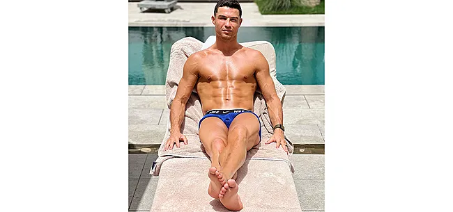 Image: https://www.voetbalimages.be/media/fotos/650x305/0/Offside-Cristiano-Ronaldo-instagram-zwembroek.webp