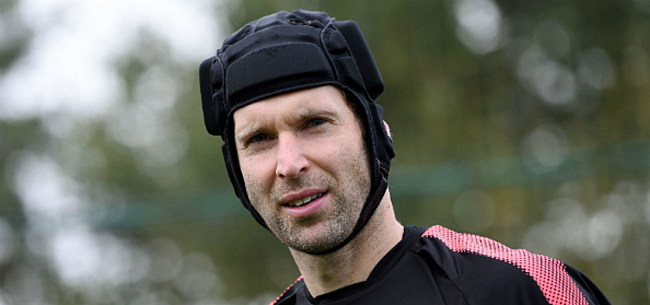 Cech hangt keepershelm aan de haak: 