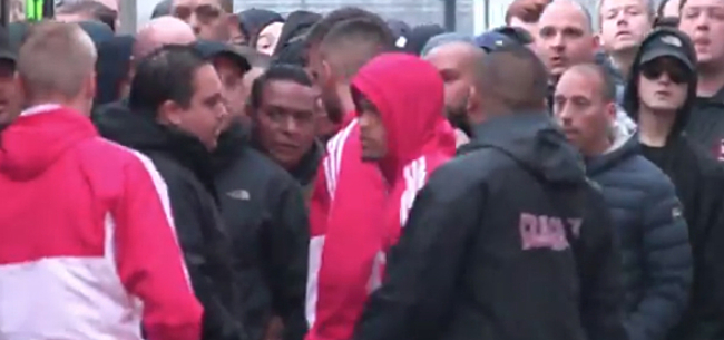Video: Situatie ontspoort na aankomst spelersbus Ajax