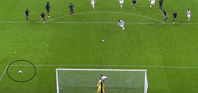 Bijna gezichtsverlies: Anderlecht-fan gooit met bal bij ultieme penaltysave