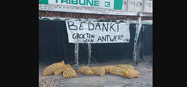 Antwerp-fans 'bedanken' Club: spandoek en ... aardappelen